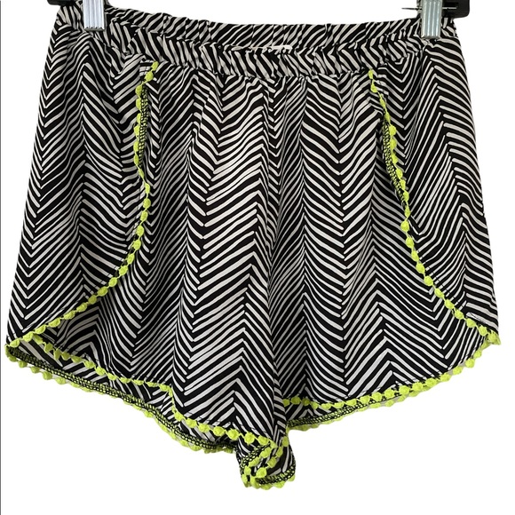 Like Chili Shorts Size Large. Black, White and Yellow trim - Picture 1 of 2